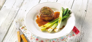 Pfeffersteak mit süß-sauren Frühlingszwiebeln