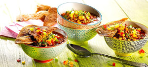 Rindfleischsuppe mit Paprikakonfetti und Röstbrot