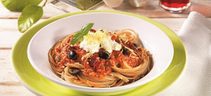 Spaghetti Bolognese mit Oliven und Ricotta