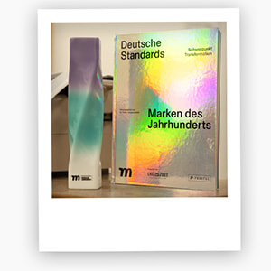 Trophäe und Band 'Marken des Jahrhunderts'