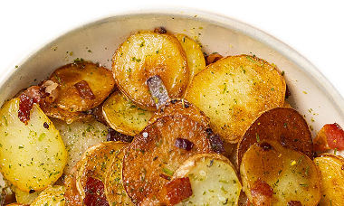 In ÖL kross angebratene goldbraune Kartoffelscheiben