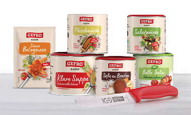 Vier GEFRO Dosen aufeinander gestapelt mit dem GEFRO Tomatenmesser davor liegend